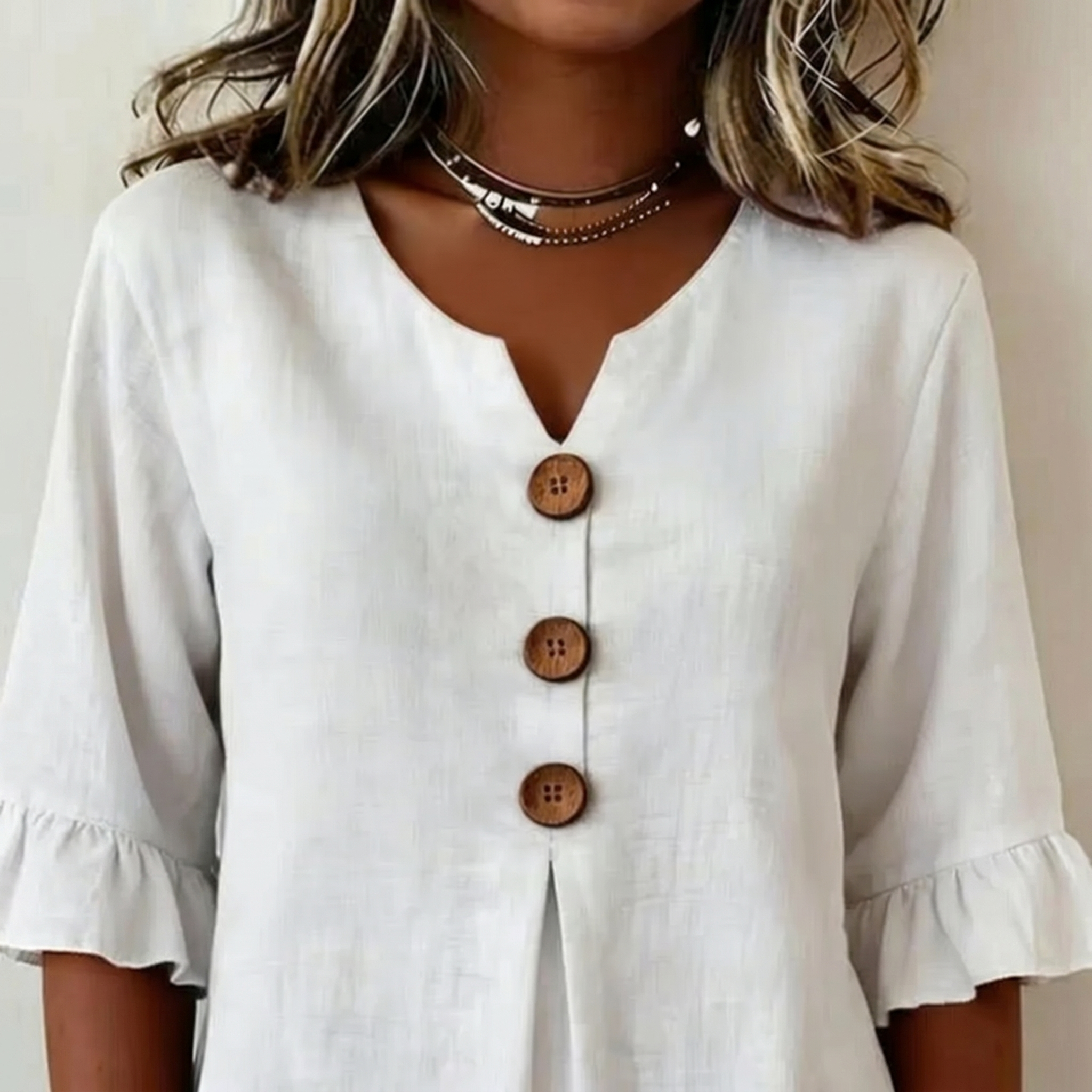 SOFÍA | BLUSA CON BOTONES DE MADERA Y VOLANTES